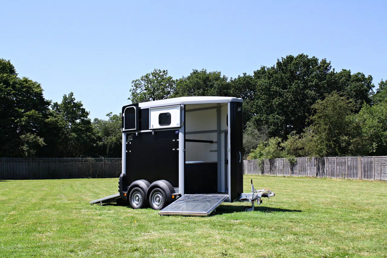 REMOLQUE VAN DE CABALLOS HB 403 DE IFOR WILLIAMS