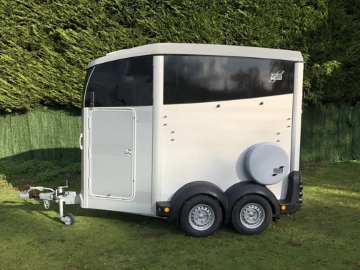 REMOLQUE VAN DE CABALLOS HBX 403 DE IFOR WILLIAMS - Imagen 3