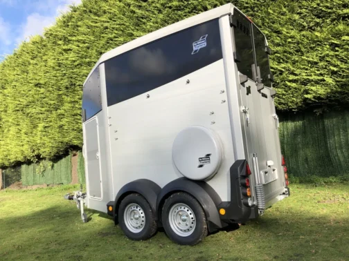 REMOLQUE VAN DE CABALLOS HBX 403 DE IFOR WILLIAMS - Imagen 4