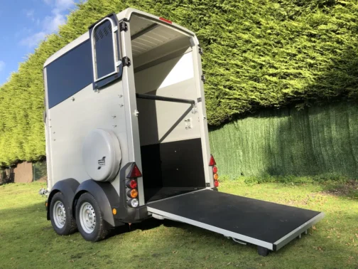 REMOLQUE VAN DE CABALLOS HBX 403 DE IFOR WILLIAMS - Imagen 5