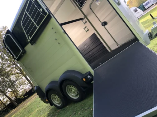 REMOLQUE VAN DE CABALLOS HBX 403 DE IFOR WILLIAMS - Imagen 9
