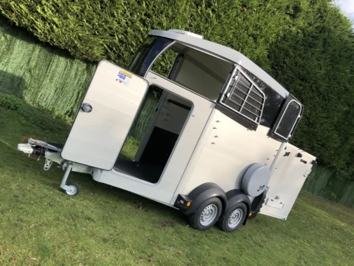REMOLQUE VAN DE CABALLOS HBX 403 DE IFOR WILLIAMS - Imagen 10