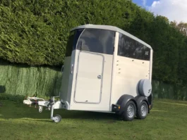 REMOLQUE VAN DE CABALLOS HBX 403 DE IFOR WILLIAMS