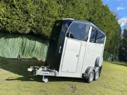 REMOLQUE VAN DE CABALLOS HBX 506 DE IFOR WILLIAMS - Imagen 3