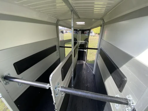 REMOLQUE VAN DE CABALLOS HBX 506 DE IFOR WILLIAMS - Imagen 11