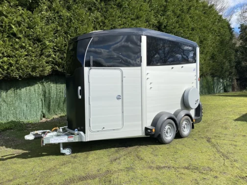 REMOLQUE VAN DE CABALLOS HBX 511 DE IFOR WILLIAMS - Imagen 3