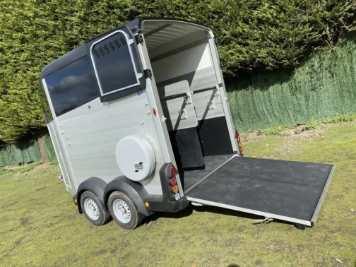 REMOLQUE VAN DE CABALLOS HBX 511 DE IFOR WILLIAMS - Imagen 6