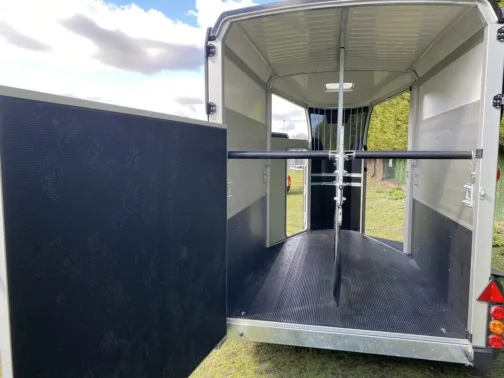 REMOLQUE VAN DE CABALLOS HBX 511 DE IFOR WILLIAMS - Imagen 9