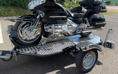 REMOLQUE DE MOTO ABATIBLE Y PLEGABLE UNO - Imagen 3